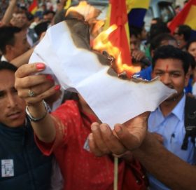विधान बदलिदिएकोमा विरोध