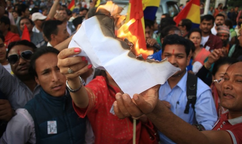 विधान बदलिदिएकोमा विरोध
