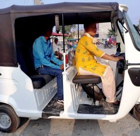 पतिको उपचार खर्च जुटाउन टेम्पो चलाउँदै