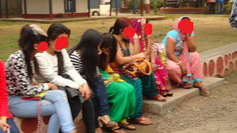आपत्तिजनक अवस्थामा होटेलबाट १२ जना युवायुवती पक्राउ