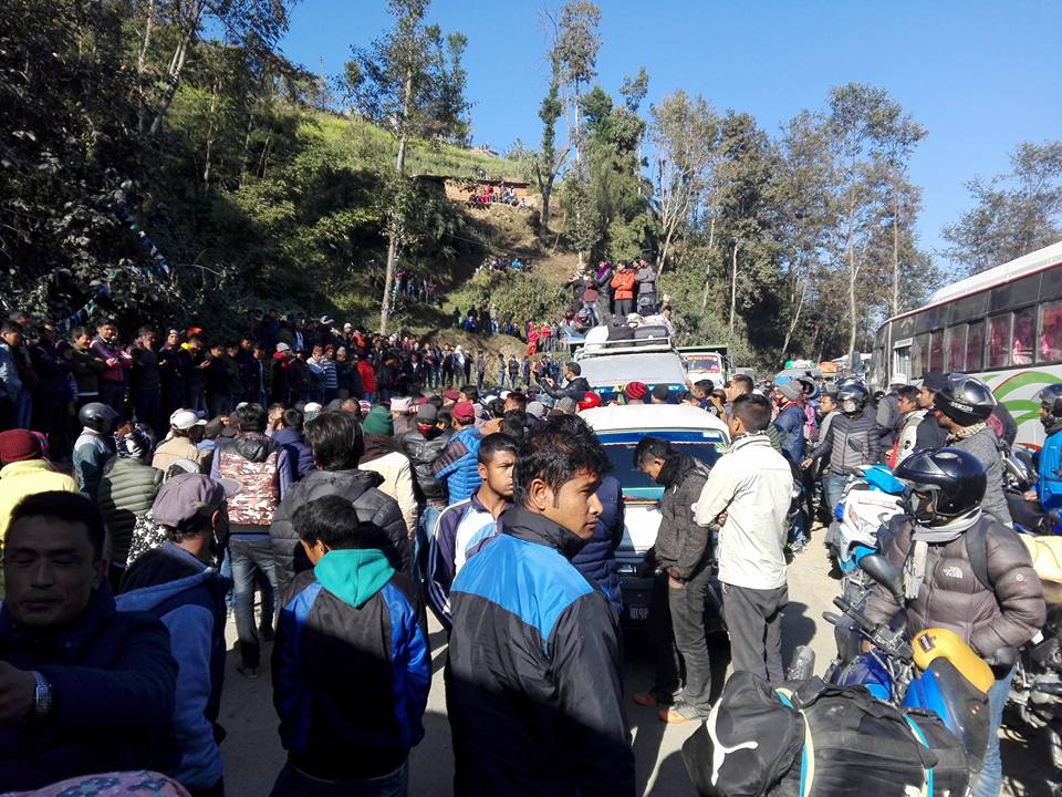 घाईतेको मृत्युपछि काभ्रे पात्लेखेतको स्थीति तानवपुर्ण, प्रहरीद्धारा अश्रुग्यास प्रहार