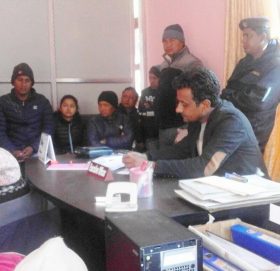 गाउँपालिका कार्यालयप्रति सेवाग्राही रुष्ट बाम गठबन्धनले  बुझाए ७ बुँदे ज्ञापनपत्र बुझाईयो ज्ञापन पत्र सहित