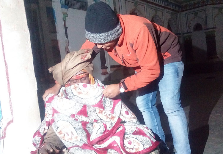 मध्यराति कम्बल बोकेर सडकमा निस्किए धुर्मुस