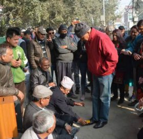 बाटोमा जुत्ता पोलिस गर्दै कांग्रेस नेताहरु, हेर्नुस् फोटोमा…