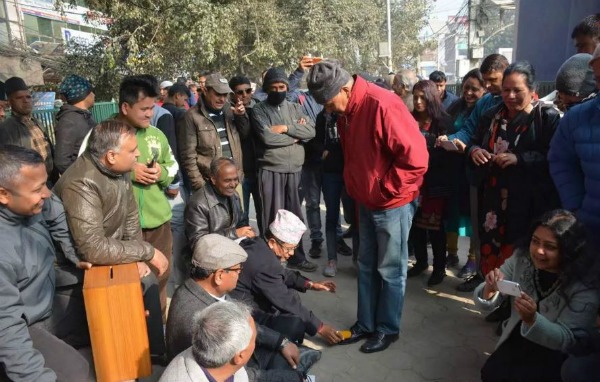 बाटोमा जुत्ता पोलिस गर्दै कांग्रेस नेताहरु, हेर्नुस् फोटोमा…