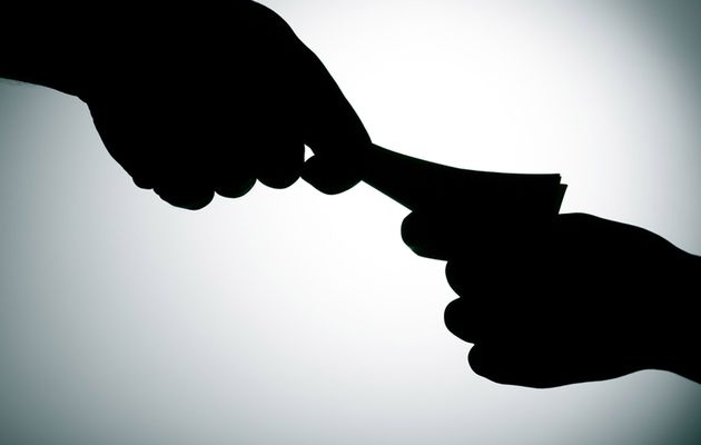 प्रहरीलाई आर्थिक प्रलोभनमा पार्न खोज्ने पक्राउ