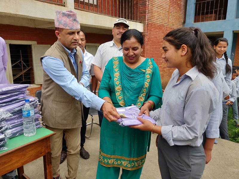 पनौती नगरपालिकाका सामुदायिक विद्यालयमा एउटै रंगको पोसाक