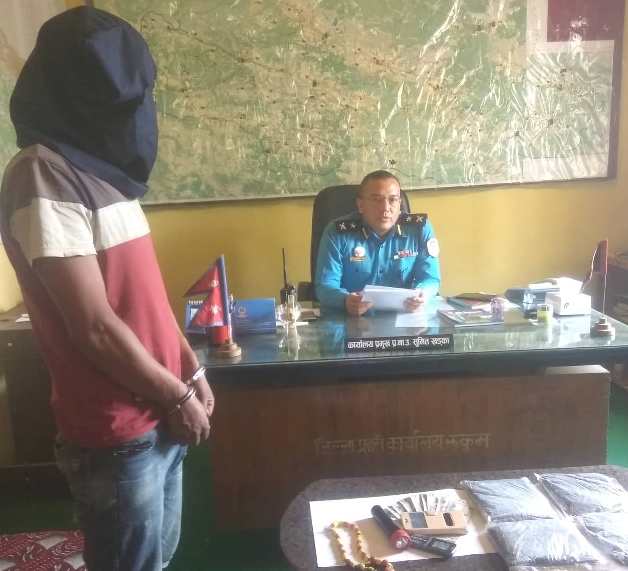 एक युवक ३ किलो अफिमसहित पक्राउ