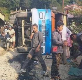 ‘क्षमताभन्दा बढी यात्रु बोक्दा साँखु बस दुर्घटना’ तीन जनाको मृत्यु र ६५ जना घाइते