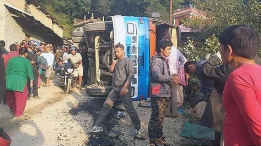 ‘क्षमताभन्दा बढी यात्रु बोक्दा साँखु बस दुर्घटना’ तीन जनाको मृत्यु र ६५ जना घाइते