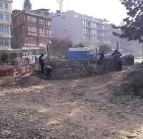 राजमार्ग अतिक्रमण गरेर धुलिखेल नगरपालिकाको स्टेज