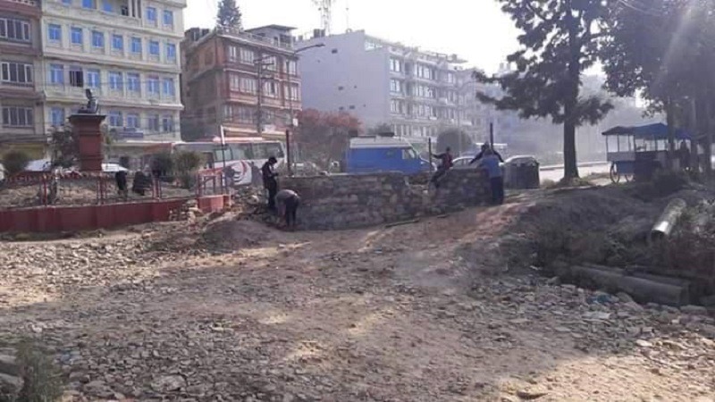 राजमार्ग अतिक्रमण गरेर धुलिखेल नगरपालिकाको स्टेज