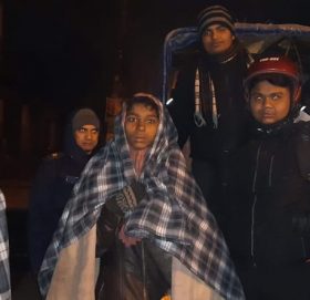 फुटपाटमा रहेका हरुका लागी बिरगंजका युवाले गरे कम्बल र म्याट बितरण