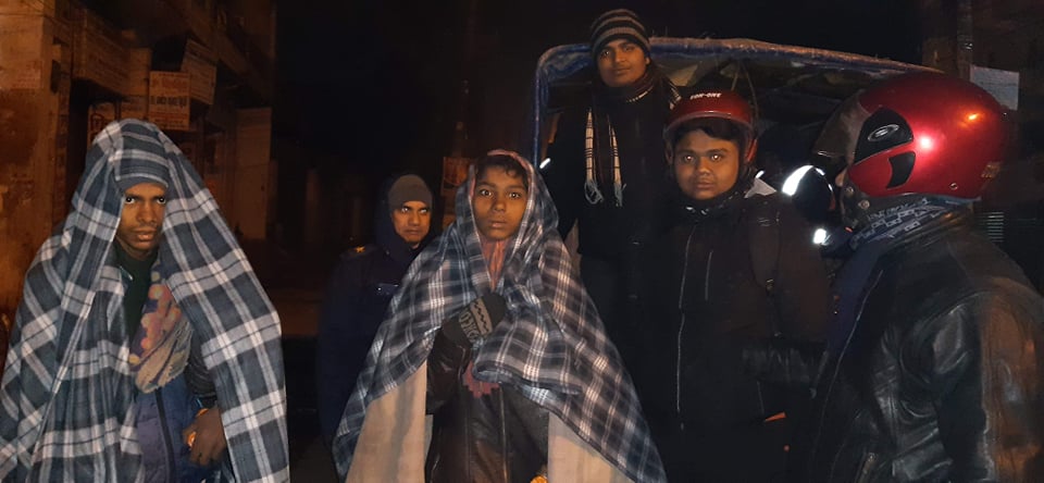 फुटपाटमा रहेका हरुका लागी बिरगंजका युवाले गरे कम्बल र म्याट बितरण