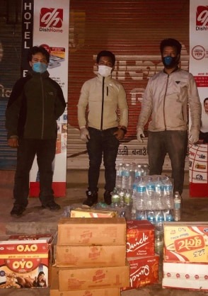 भिआइपी र ब्लाक एण्ड ह्वाइटद्वारा मजदुरलाई खाजा