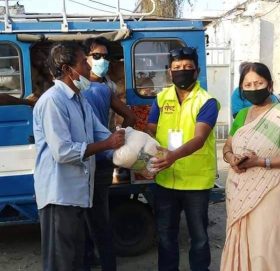 छपकैयामा रहेका अतिबिपन्न र गरिब ५०० घरपरिवारलाई खाद्यान्न सामाग्री बितरण ।