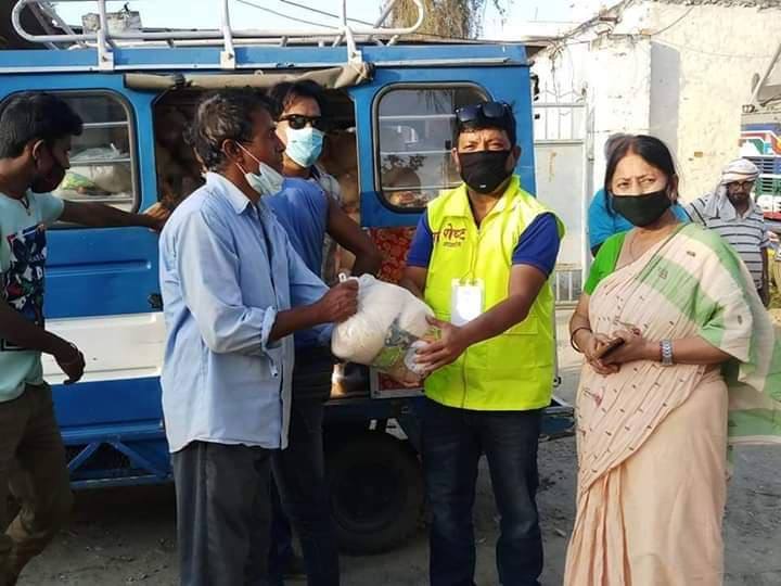 छपकैयामा रहेका अतिबिपन्न र गरिब ५०० घरपरिवारलाई खाद्यान्न सामाग्री बितरण ।