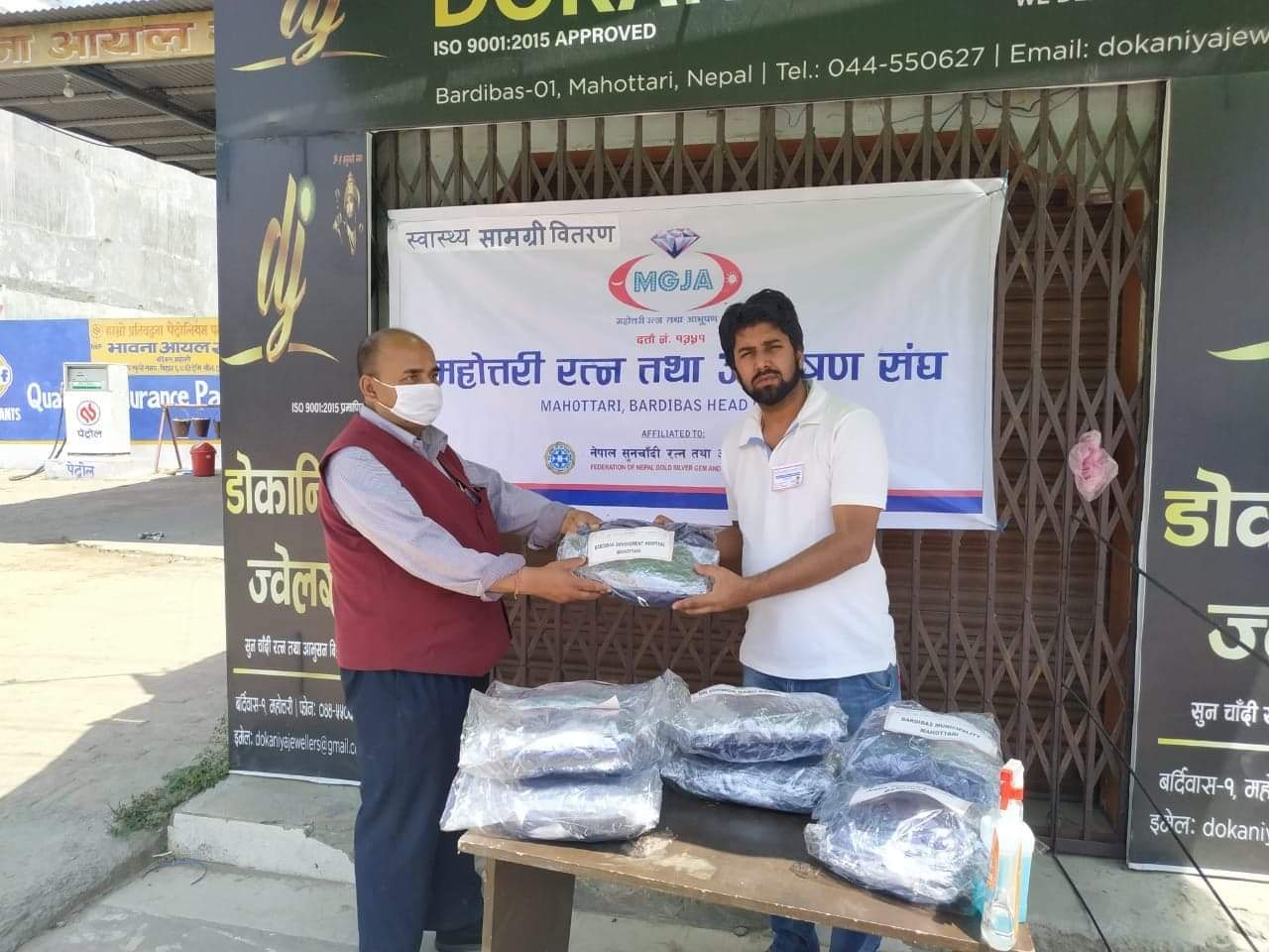 महोत्तरी रत्न आभूषण संघ का अध्यक्ष सुधीर अग्रवाल  द्वारा PPE बितरण