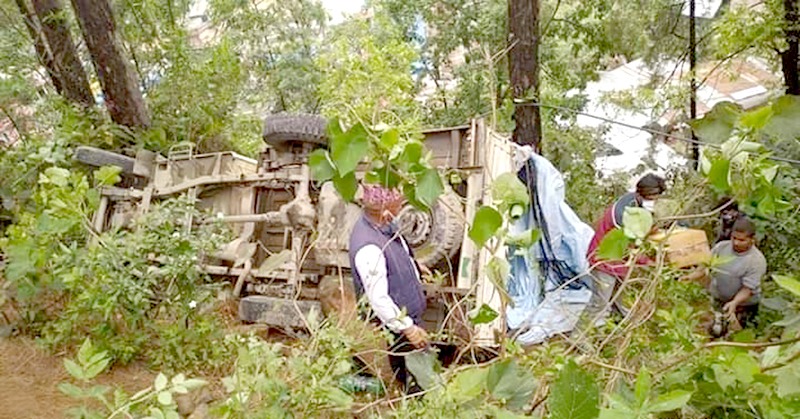 औषधी बोकेको  गाडी दुर्घटना