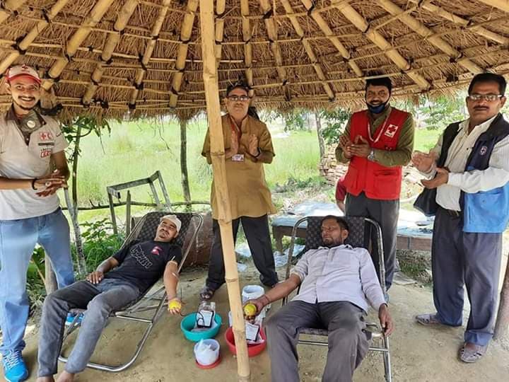 बिश्व रेडक्रस दिवसको दिन ८ जना महिला सहित ३१ जनाले रक्तदान गरे