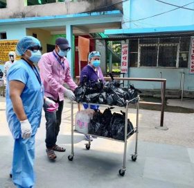नारायानी अस्पतालको बिरामिलाइ खाना र खाजा खुवाउन सानो पाइला