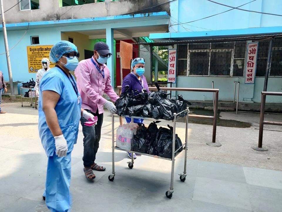 नारायानी अस्पतालको बिरामिलाइ खाना र खाजा खुवाउन सानो पाइला