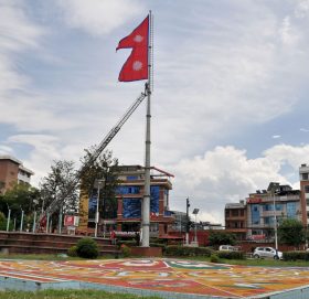 माइतीघर मण्डलमा नेपालको झण्डा फहराउँदै