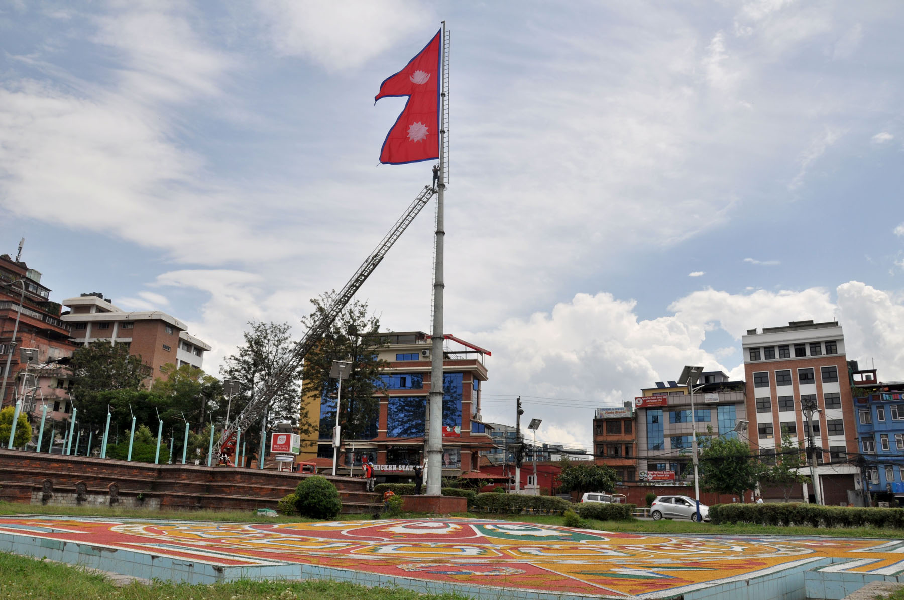 माइतीघर मण्डलमा नेपालको झण्डा फहराउँदै