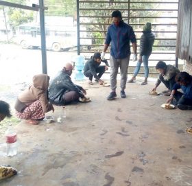 पनौती युवा मञ्चद्धारा लकडाउनको बेला सडकमा अलपत्र परेका मज्दुर तथा सडक बालबालीकालाई खाना खुवाउदै