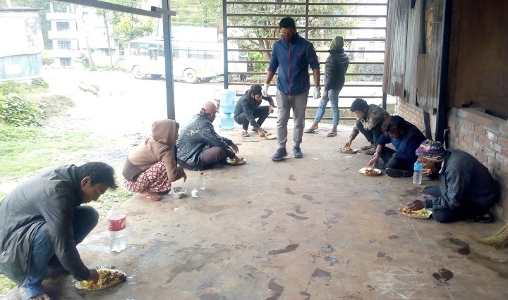 पनौती युवा मञ्चद्धारा लकडाउनको बेला सडकमा अलपत्र परेका मज्दुर तथा सडक बालबालीकालाई खाना खुवाउदै