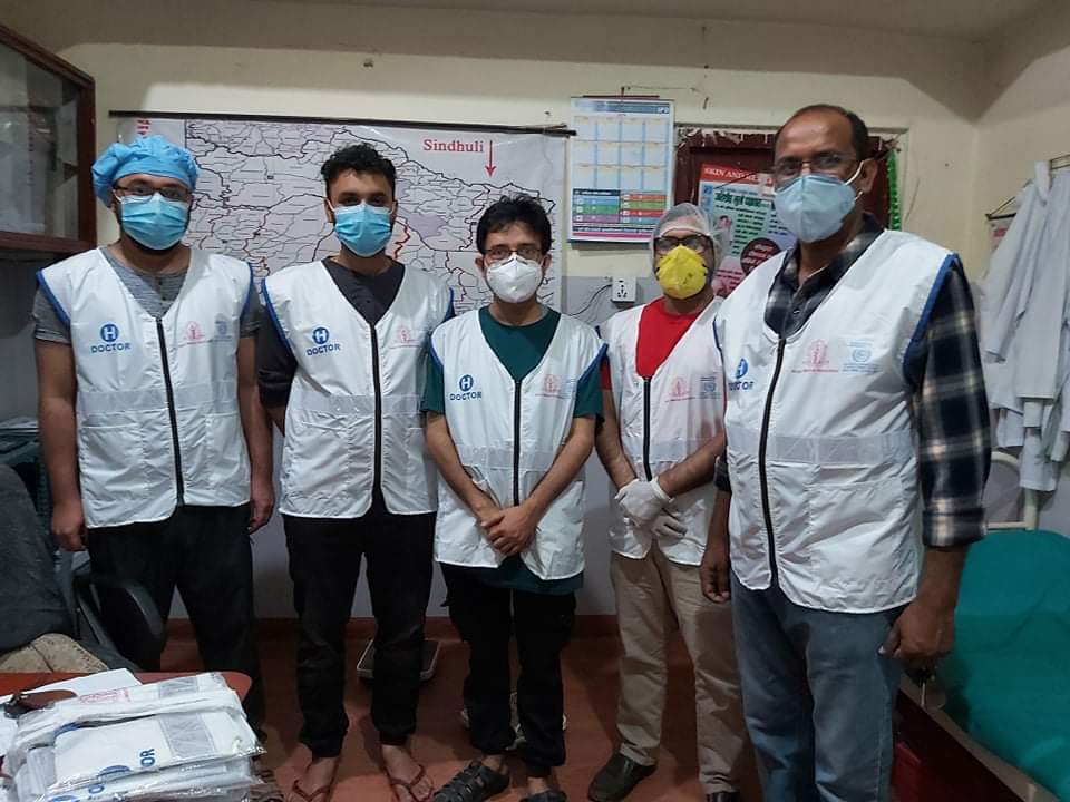 NMA JDC को पहल मा बर्दिबासका चिकित्सकलाई पहिचान झलकिने ज्याकेट बितरण