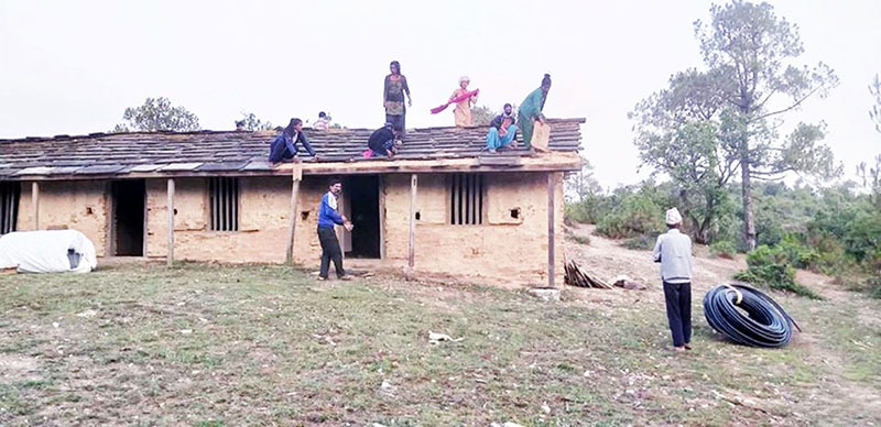 क्वारेन्टाइन बनाउने निर्णय भएपछि शिक्षककै नेतृत्वमा भत्काइयो विद्यालय