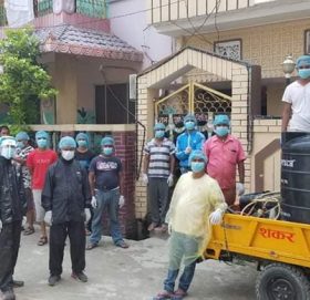 समाजसेवी गुप्ताले आफ्नो ब्यक्तिगत खर्च बाट घर घरमा सेनिटाईजर छर्दै