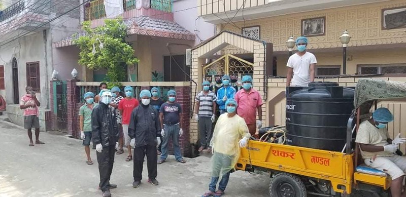 समाजसेवी गुप्ताले आफ्नो ब्यक्तिगत खर्च बाट घर घरमा सेनिटाईजर छर्दै