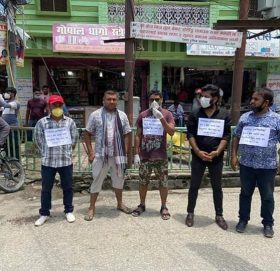 लकडाउन अवधिभरीको कर, बैंक व्याज  माफ गर्नु पर्ने भन्दै बिरगंजमा बिरोध प्रदर्शन