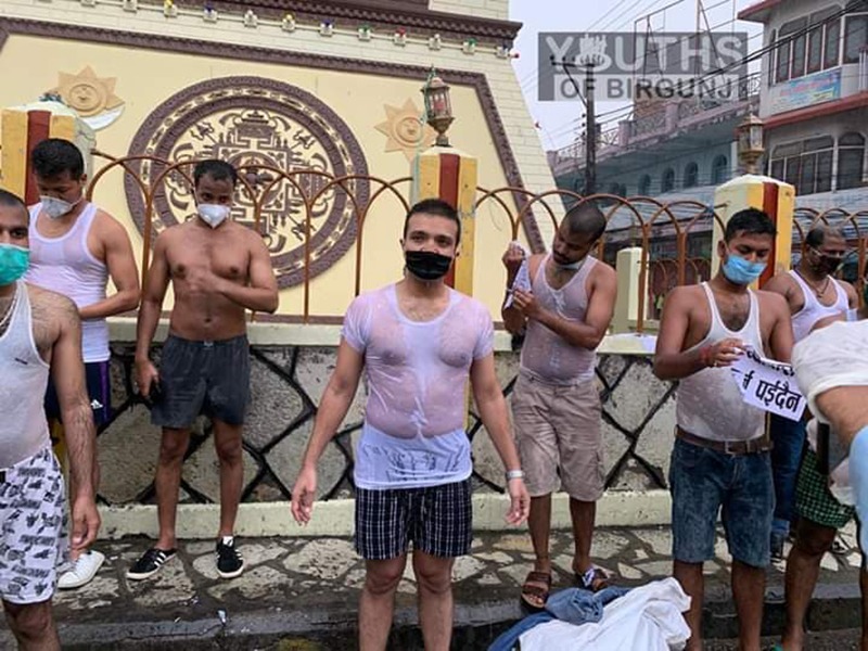 नेता अन्सारी निवस्त्र मुख्य सडकमा उत्रिए