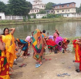 कोरोना भगाउने नाममा जलाशयमा महिलाको भीड