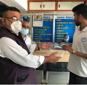 बनेपा हेल्थ केयरमा आउने बिरामीलाई निशुल्क फेस सिल्ड र मास्क