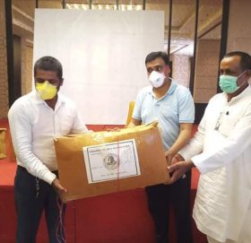 नेता  रुङ्ग्टाको पहलमा स्वास्थ्य सामग्री हस्तान्तरण