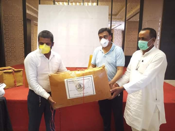 नेता  रुङ्ग्टाको पहलमा स्वास्थ्य सामग्री हस्तान्तरण