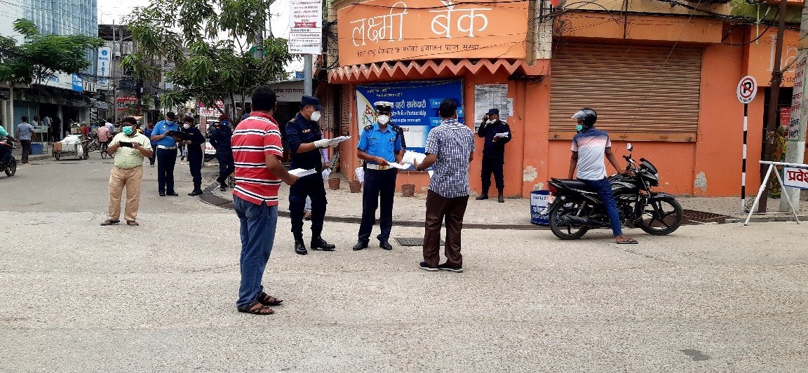 सडकमा हिडेका बटुवालाई पर्चा
