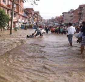 भक्तपुरमा बाढीले बगाएका चालक अझै बेपत्ता