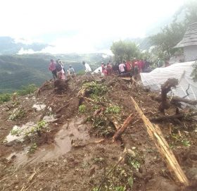प’हिरोले पु’रिएर तीनको मृ’त्यु, छ बे’पत्ता