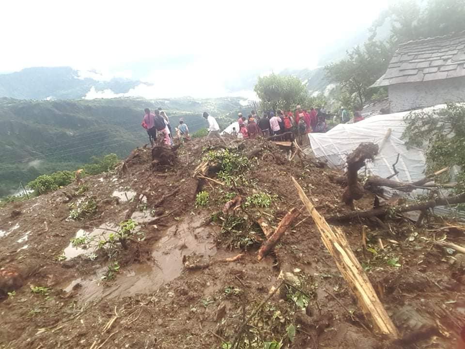 प’हिरोले पु’रिएर तीनको मृ’त्यु, छ बे’पत्ता