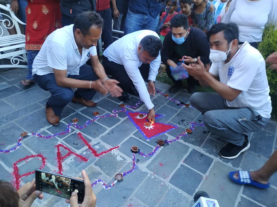 नयाँ निशान छाप पारित भएको खुशीयालीमा धुलिखेलमा दिपावली