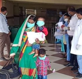 कोरोनालाई पराजित गर्दै डेढ वर्षीय बालक सहित ११ जना घर फर्के