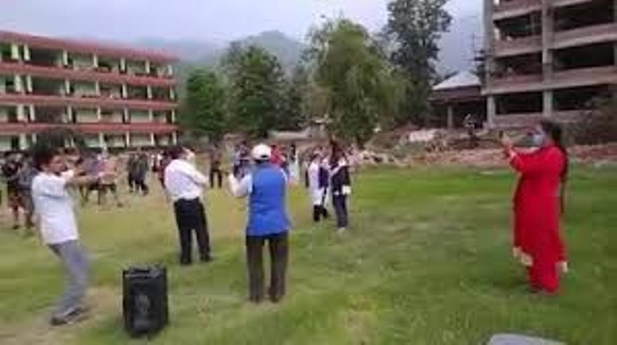 क्वारेन्टिनमा नाच्दै, गाउँदै तनाव भगाउँदै