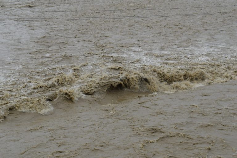 भक्तपुरमा सडकमा हिँडिरहेका एक जनालाई खोलाले बगायो
