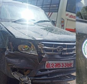 टिपरलाई ठक्कर दिएर भाग्यो सेनाको गाडी