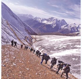हिउँ छिचोल्दै हिल्सामा सशस्त्र प्रहरी